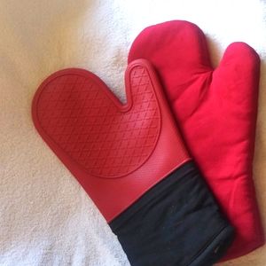 2 Baking and BBQ Gloves